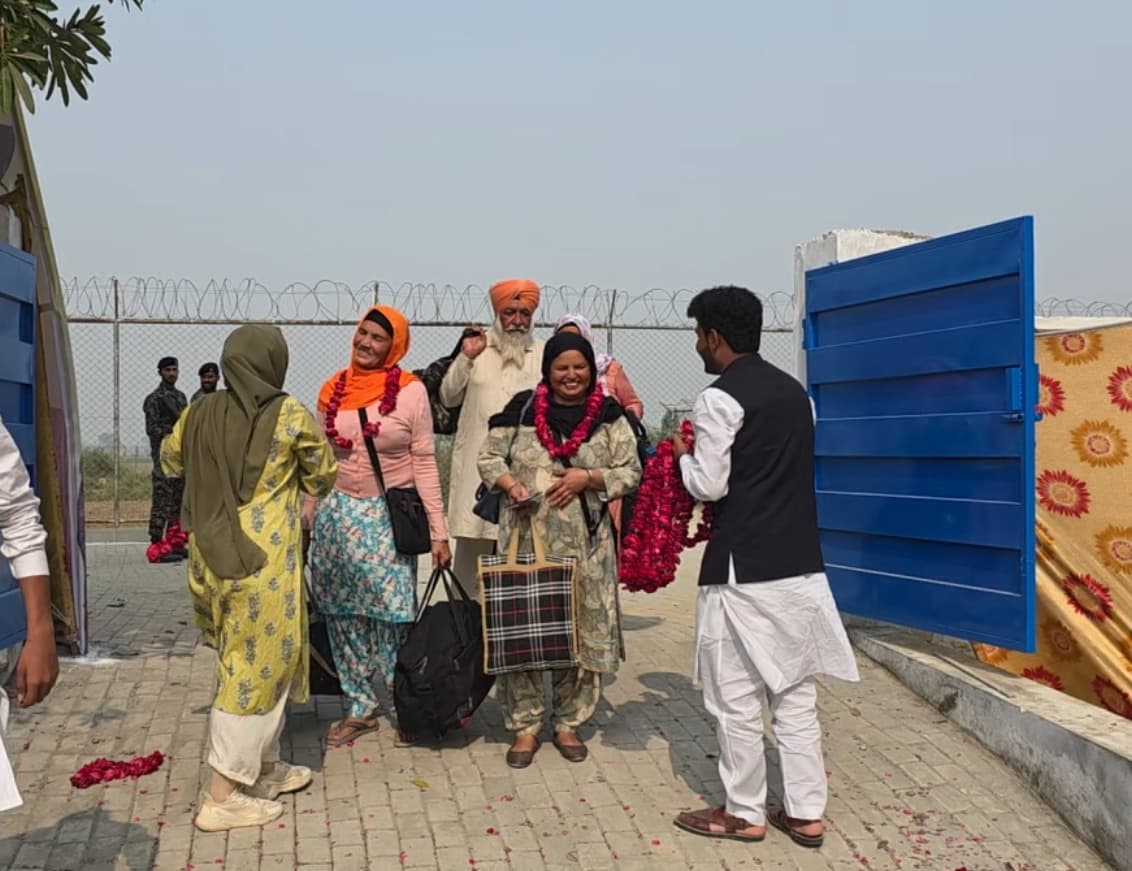 Pakistanis receiving Sikh pilgrims for Nanak’s birth anniversary in Nankana Sahib (Faraz Saeed /Pakistan TV)