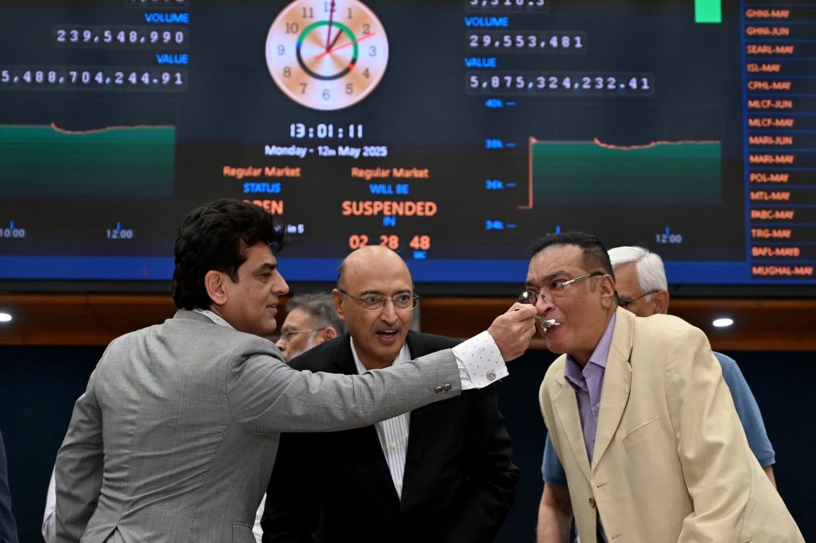 Pakistan stock market climbs to fresh all-time high