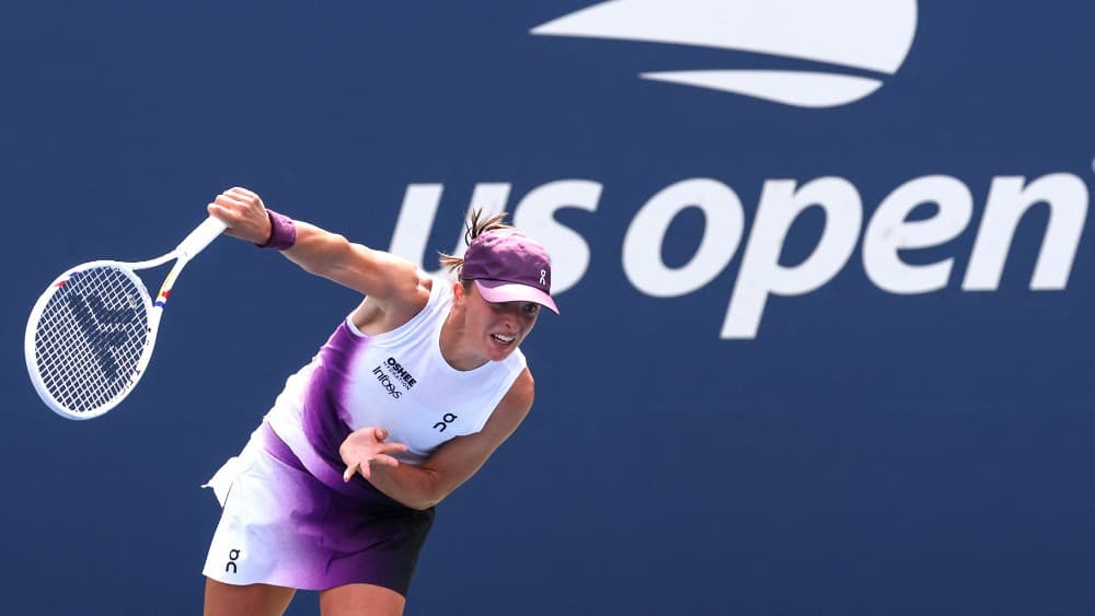 Former champ Swiatek eases into US Open third round