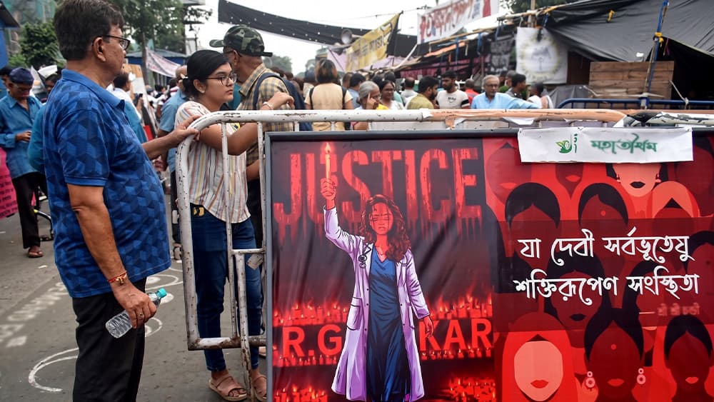 Citizens attend the Junior Doctors hunger strike to protest the rape and murder case of a medic in a government-run hospital in Kolkata, India, on October 16, 2024. (AFP)