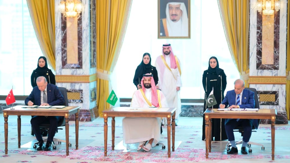 Pakistan’s Prime Minister Shehbaz Sharif (R), Crown Prince and Prime Minister of Saudi Arabia Prince Mohammed bin Salman bin Abdulaziz Al Saud (M), and Türkiye President Recep Tayyip Erdoğan (L) signed the Makkah Joint Defense Agreement on August 7, 2026.
