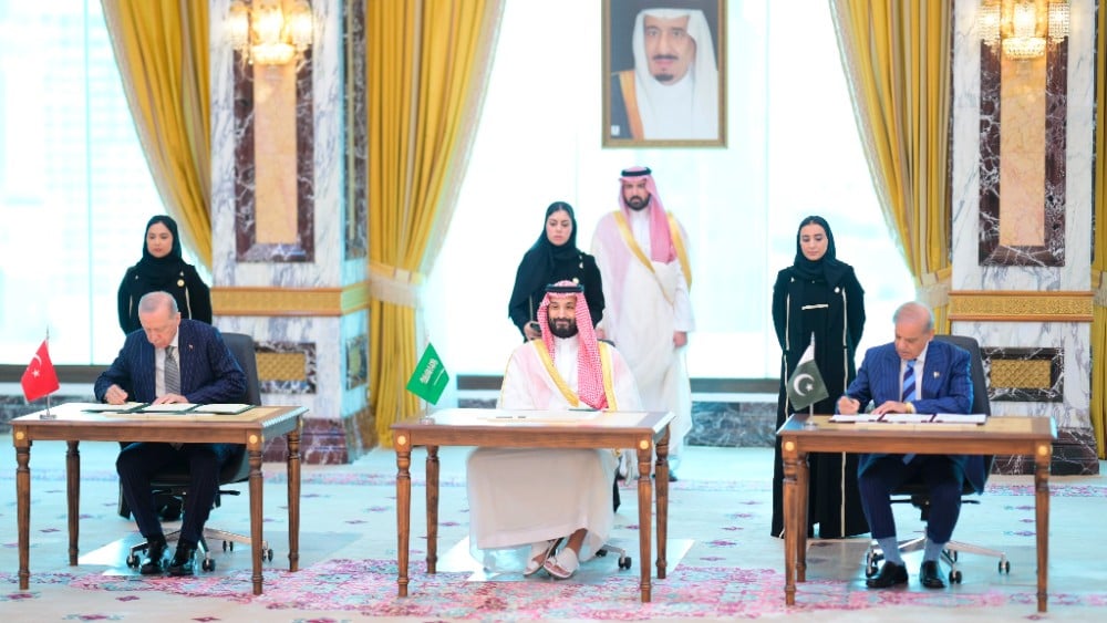 Pakistan’s Prime Minister Shehbaz Sharif (R), Crown Prince and Prime Minister of Saudi Arabia Prince Mohammed bin Salman bin Abdulaziz Al Saud (M), and Türkiye President Recep Tayyip Erdoğan (L) signed the Makkah Joint Defense Agreement on August 7, 2026.