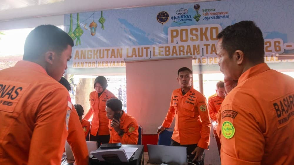 National Search and Rescue Agency (Basarnas) officers staff a rescue operations command post for the stricken Virgo Transport 8 ferry, at Trisakti Bandarmasih Port in Banjarmasin, South Kalimantan, on September 13, 2026. (Photo: AFP)