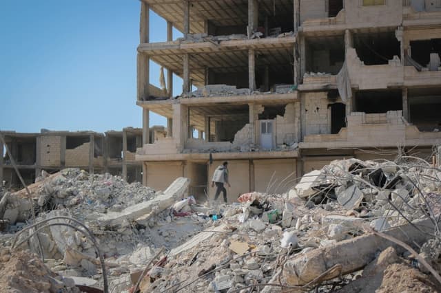 Lebanon transfers 128 Syrian convicts home under agreement