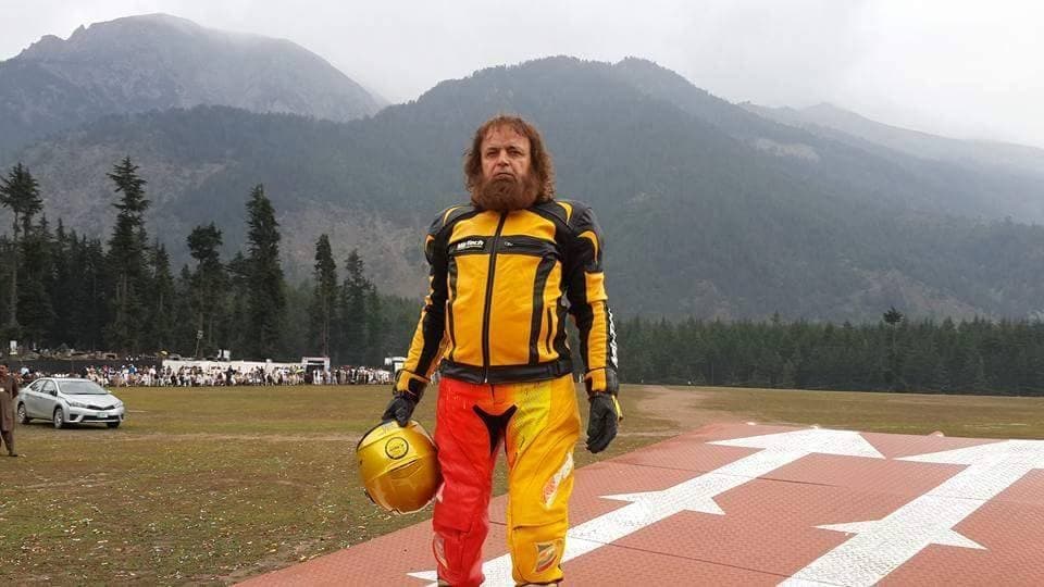 Pakistan PM, President praise stuntman Sultan Golden for breaking reverse driving record