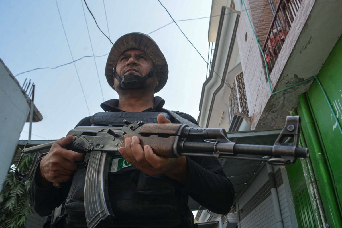 A Pakistani policeman stands guard at a security checkpoint in Bannu, in Khyber Pakhtunkhwa province on February 28, 2026 amid cross-border fighting between Pakistan and Afghanistan. (AFP)