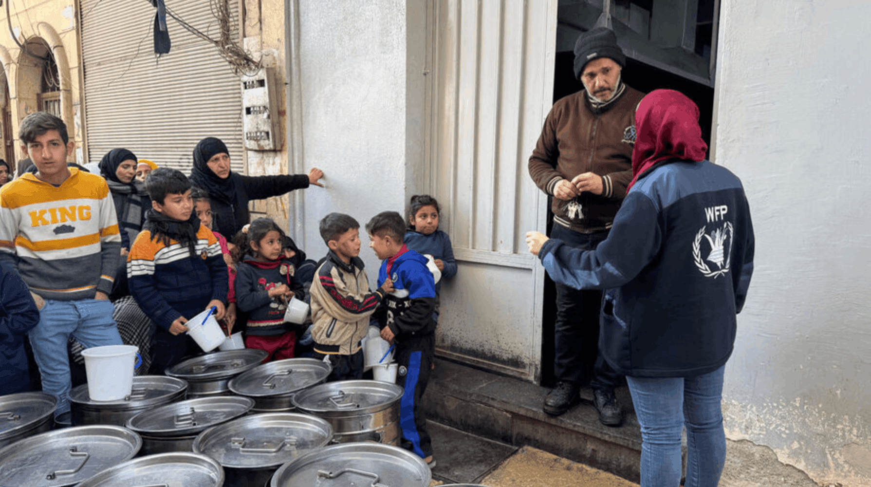 A food distribution in Aleppo - since the escalation of conflict on 27 November, WFP has distributed 50,000 hot meals. Photo: WFP/Emad Etaki