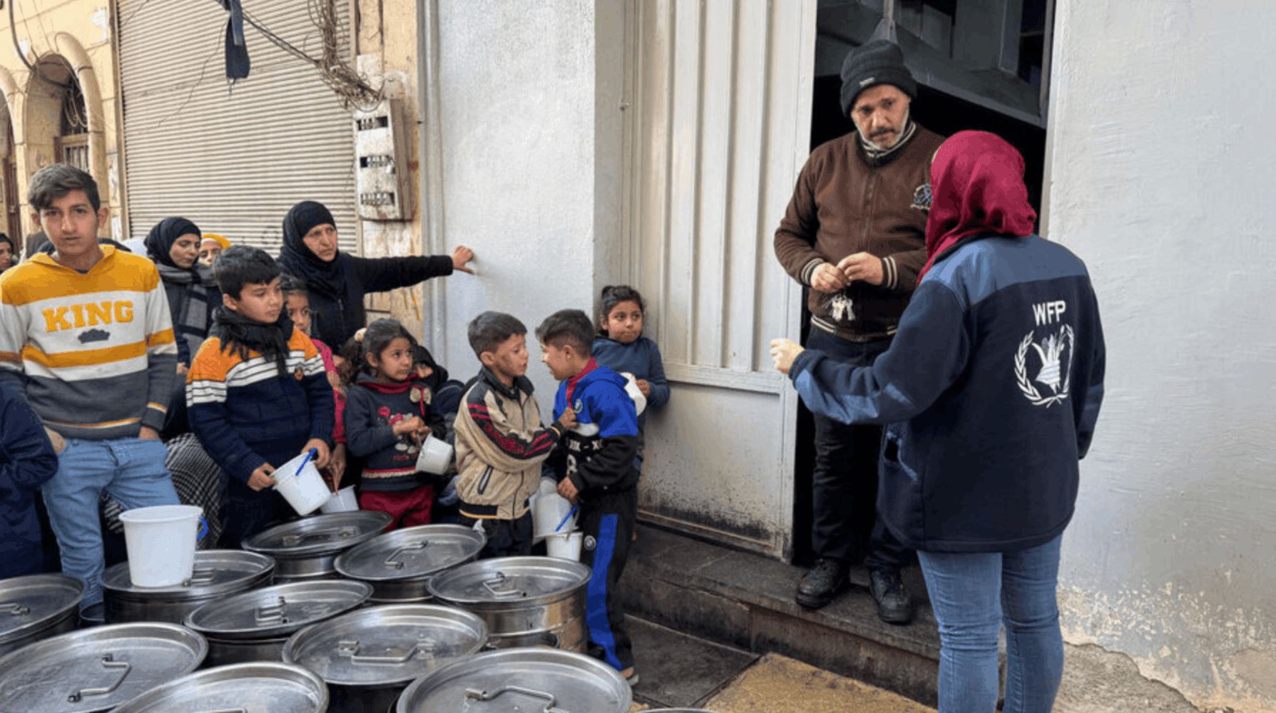 A food distribution in Aleppo - since the escalation of conflict on 27 November, WFP has distributed 50,000 hot meals. Photo: WFP/Emad Etaki