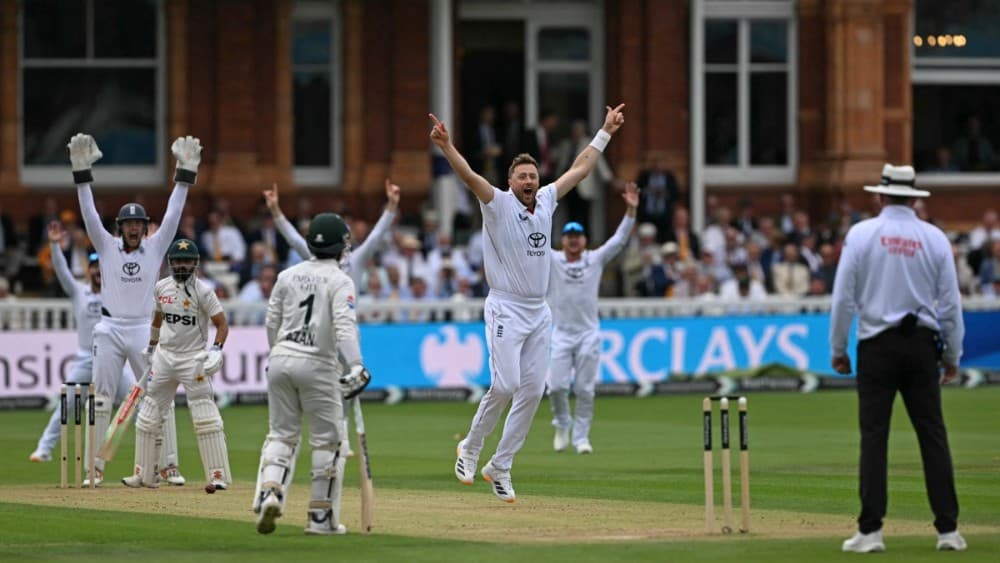 Four-wicket Robinson stars as Pakistan all out for 110 in second Test