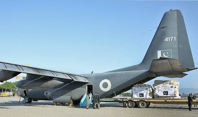 Officials load emergency relief supplies aboard a C-130 aircraft at Nur Khan Air Base in Rawalpindi, Pakistan, on May 7, 2022. (APP)